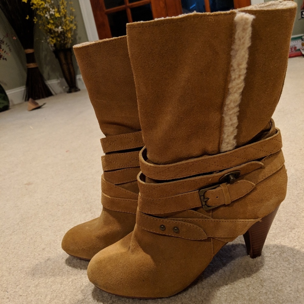 Size 7.5 Nine West suede boots.